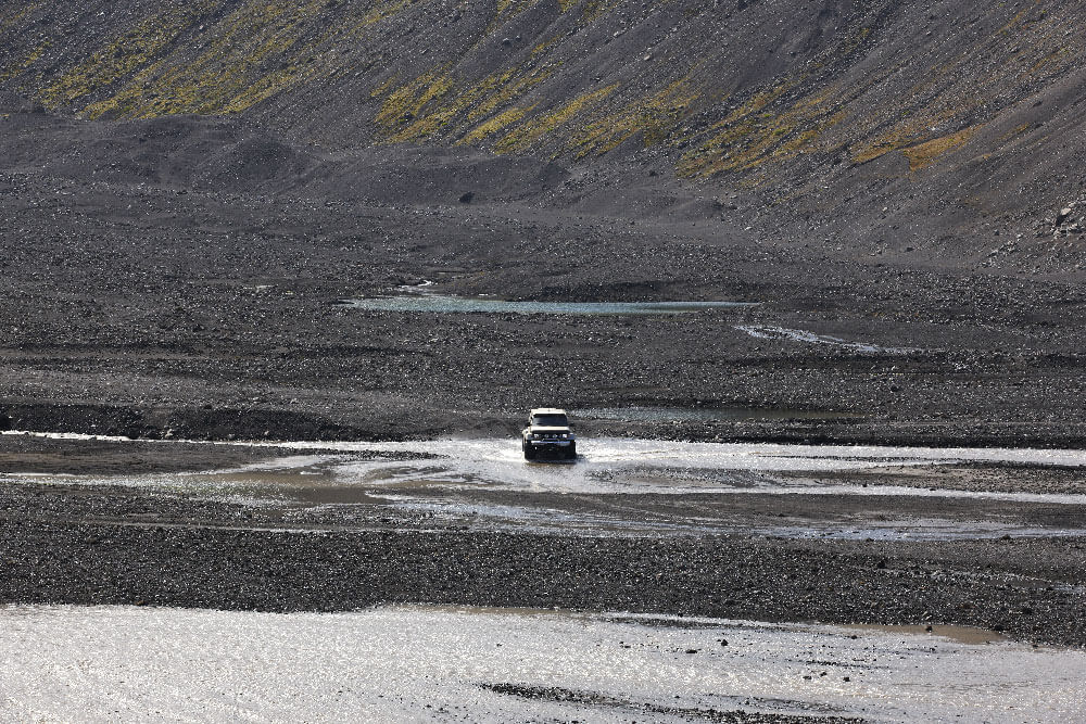 iceland river crossing 