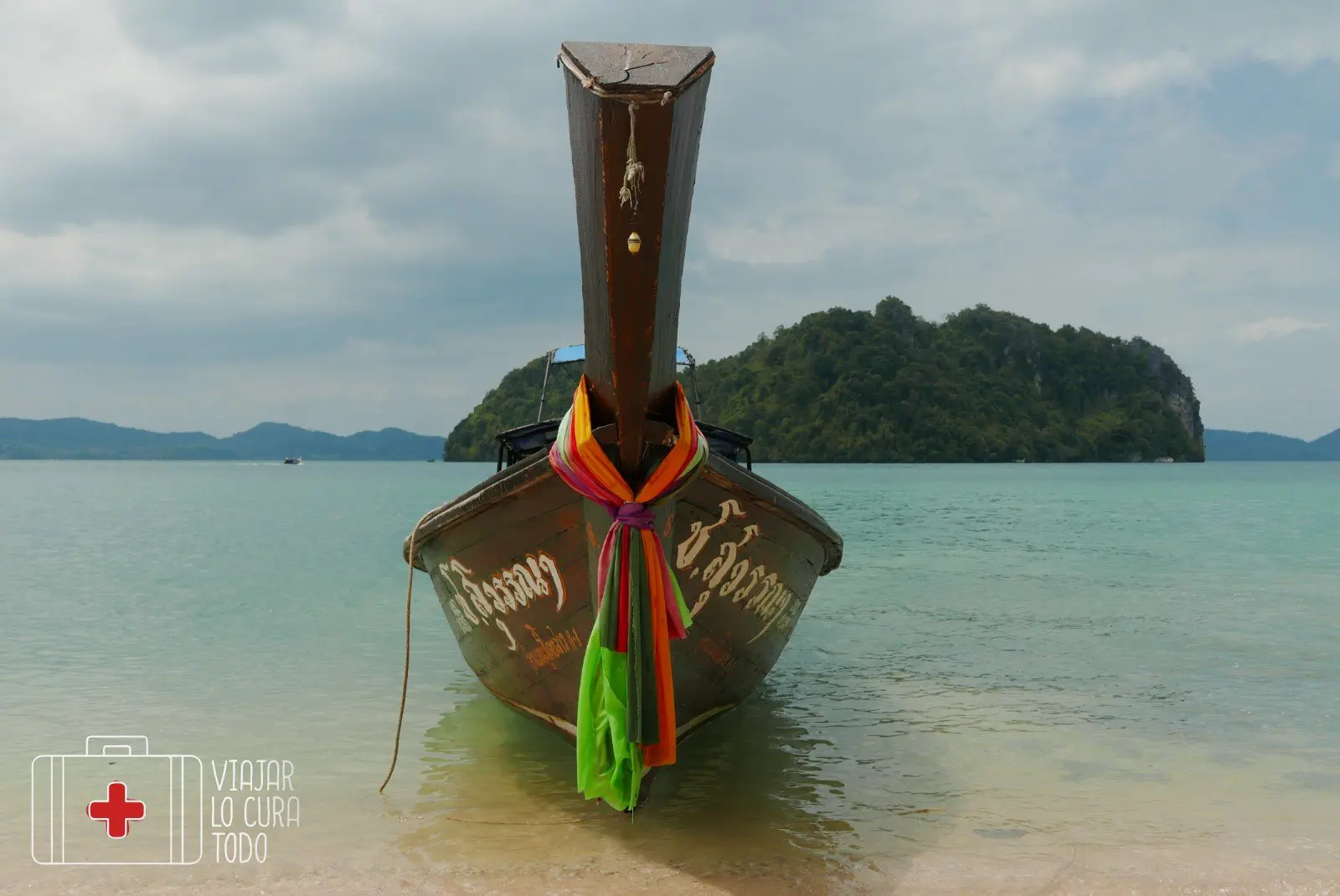 barca en el paraiso de tailandia