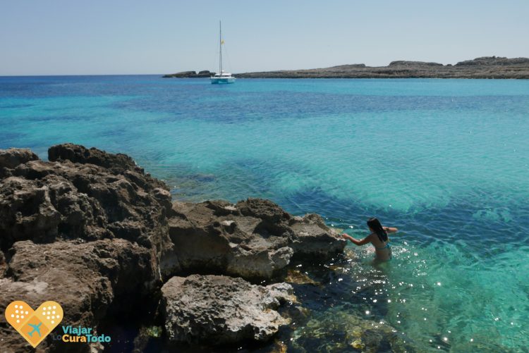 calas con rocas en Menorca