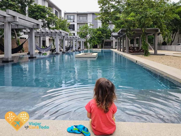 niño al borde de una piscina