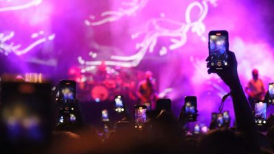 gente haciendo fotos en un concierto