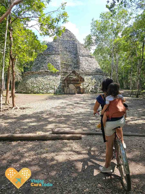 bicicleta delante del observatorio astronómico de Cobá