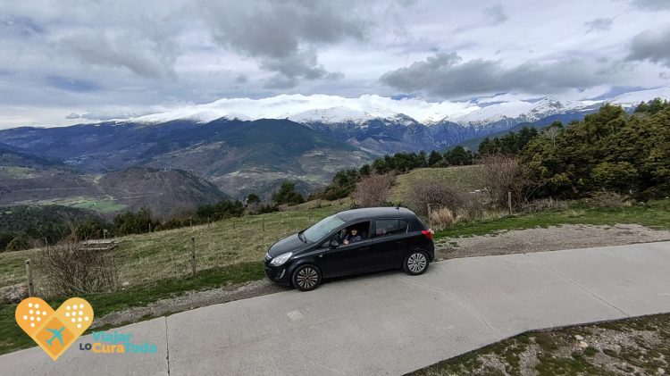 coche delante de montañas nevadas