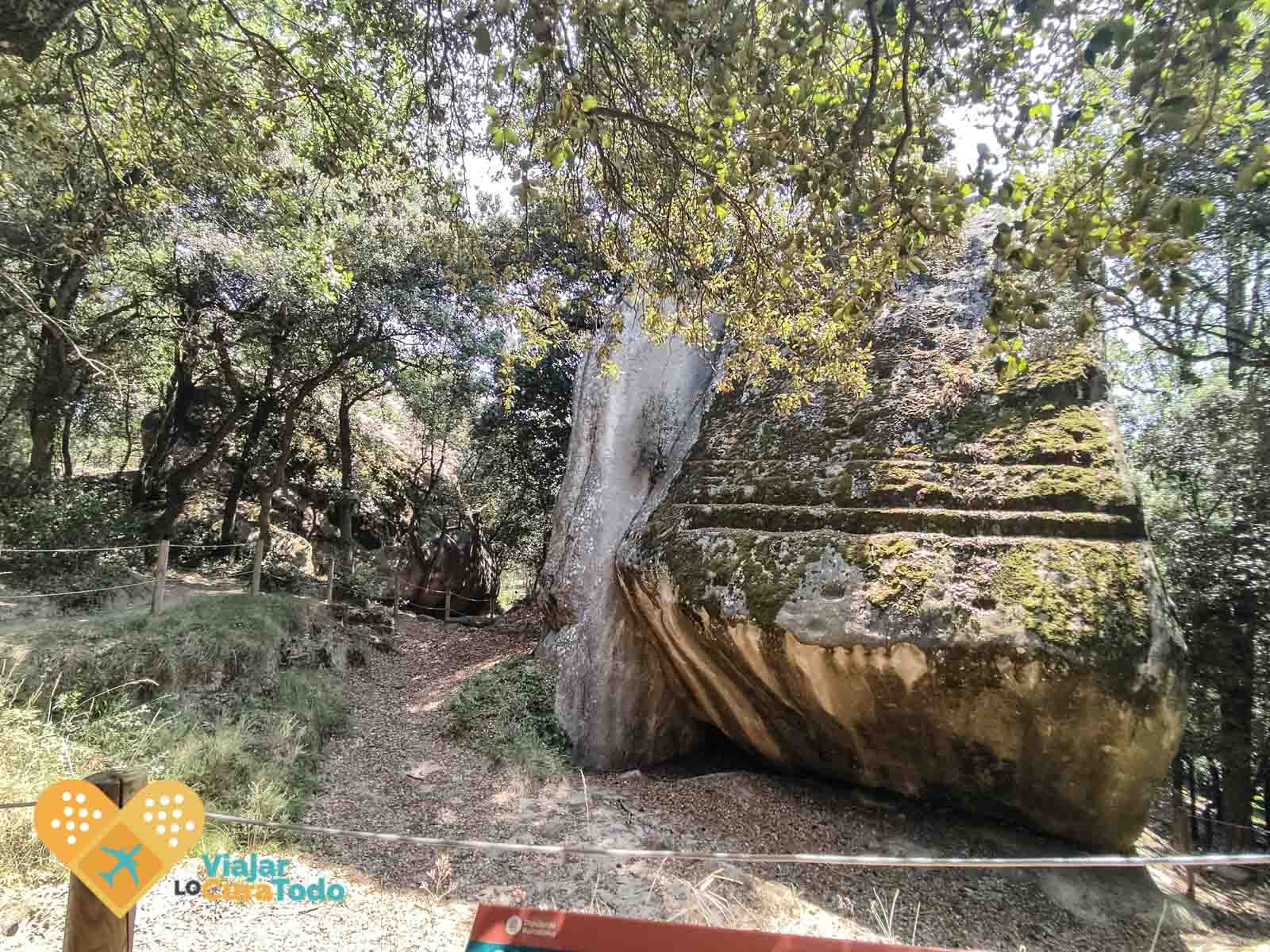 Ruta a Sant Feliuet de Savassona y cascada del Todrall pedra del sacrifici savassona