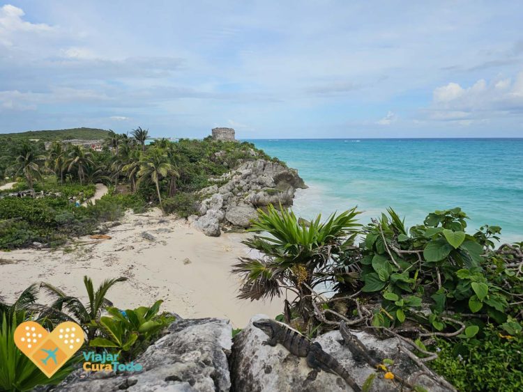 Uno de los faros de Tulum